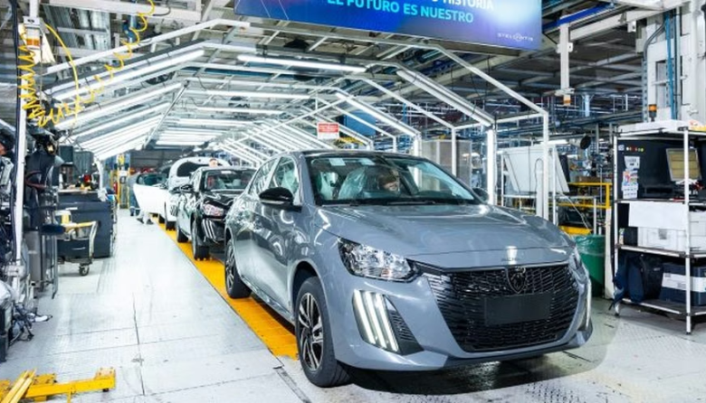 Alarma en la planta de Peugeot: El CEO de Stellantis dijo que podrían cerrarla