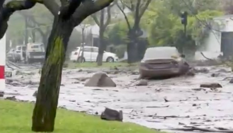 Impactante aluvión arrastró vehículos en Santiago de Chile tras días de lluvias intensas