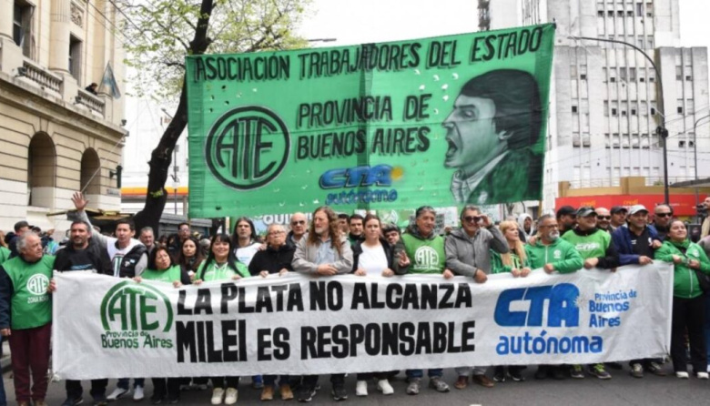 ATE marchó a la Legislatura por los salarios y los derivaron a Gobernación