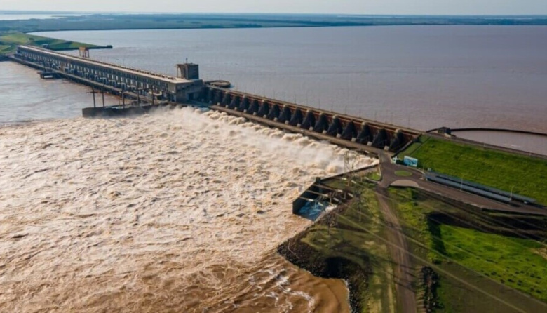 Abren compuertas de Itaipú y cierran las Cataratas del Iguazú por la crecida del Paraná