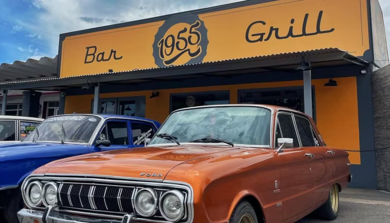 El bodegón temático de Junín ideal para amantes del automovilismo y platos abundantes