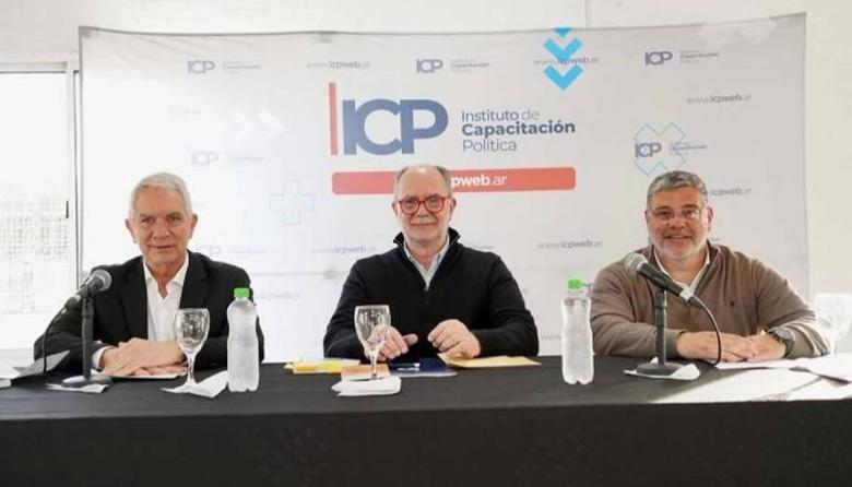 Con eje en la unidad y la formación política, Julio Alak pasó por Junín