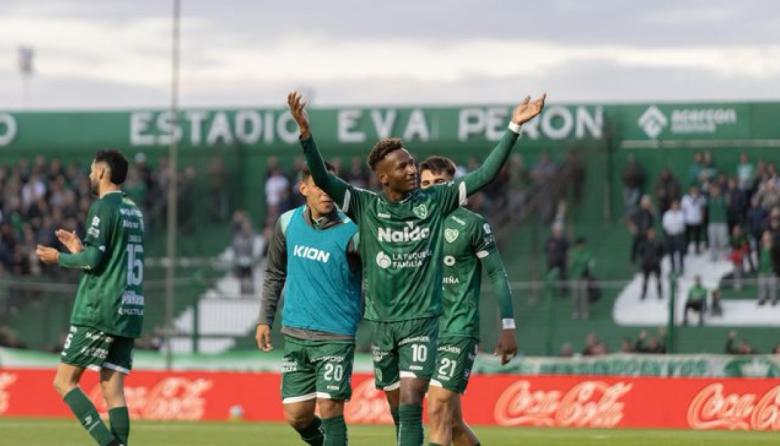 Con algunas polémicas, Sarmiento empató con Barracas y sigue cerca de la punta