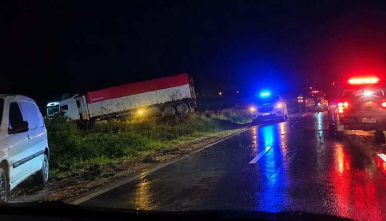 El diluvio y la ruta en mal estado contribuyeron a que un camión terminara en la banquina