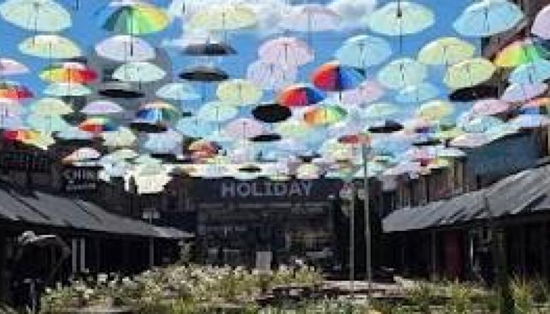 Un "cielo de paraguas" muestra una nueva fisonomía en el centro de Junín