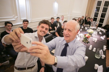 Lavagna confirmó que  será candidato a  presidente aunque evitó  hablar de internas