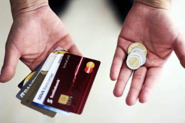 Las familias sacan créditos y se endeudan por la crisis