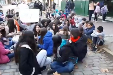 Sentada de alumnos: reclaman más salones o un edificio nuevo