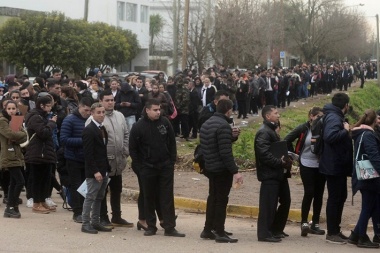 Un kilómetro de cola por trabajo: inscriben para el Servicio Penitenciario