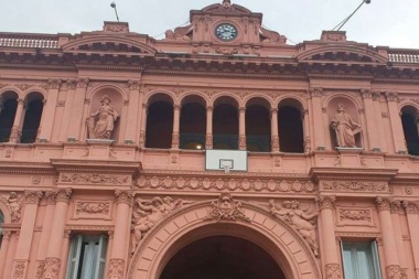 El Gobierno colgó un aro en la Casa Rosada y en las redes no lo perdonaron