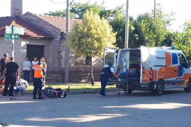 Un menor de 16 años murió tras chocar su moto contra un auto estacionado