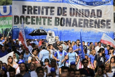 Kicillof recibirá a la cúpula de los gremios docentes y asoma la discusión salarial