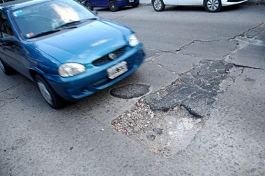 Reclaman al municipio por el estado de veredas, baches y lotes con malezas