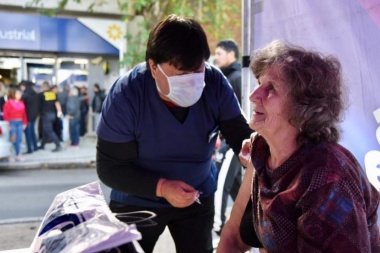 Mientras en otros municipios distribuyeron sillas y alcohol, Petrecca critica