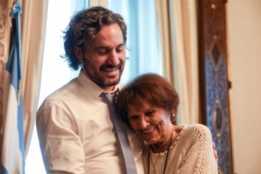 Taty Almeida recuperó el legajo laboral de su hijo desaparecido hace 45 años