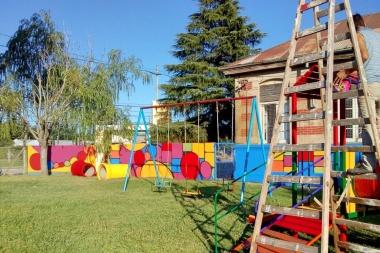 Talleristas municipales trabajan en la fachada del jardín "Mi Bebé”