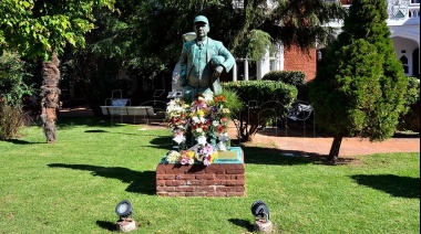 Ferro homenajeó a Griguol con ofrendas florales en su estatua de la sede social