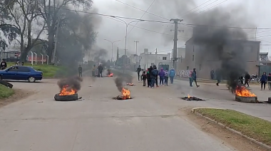 Los desalojados del predio municipal reclaman cortando Bauman