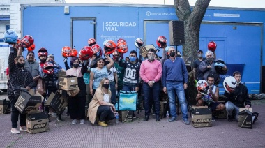 Trabajadores en moto se capacitaron y recibieron un casco de regalo