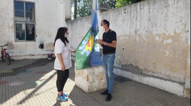 Mauricio Mansilla entregó una bandera bonaerense a la EP N° 19