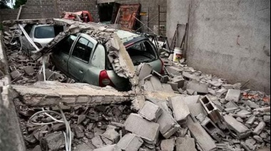 El viento derrumbó un taller y cuatro autos quedaron aplastados