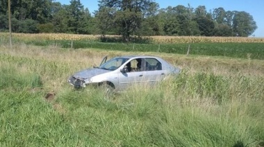 En rutas 65 y 46, un auto volcó y terminó en el medio del campo