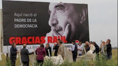 Alfonsín y un cartel para no olvidar
