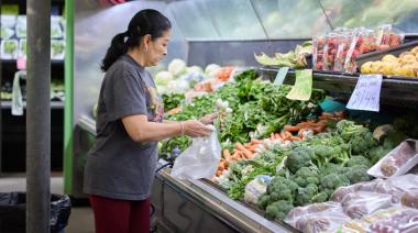 El consumo masivo siguió en caída en septiembre y registró un fuerte retroceso interanual