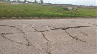 Precaución en la Rotonda del Caballo por rotura del pavimento