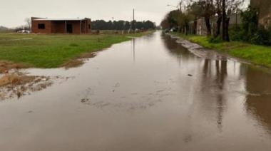 Calles anegadas en Roca: Nadie se salva de las lluvias
