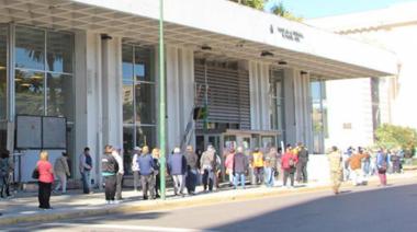 Los bancarios acordaron un aumento salarial en línea con la inflación y el básico supera $1.850.000