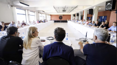 Kicillof le pidió a los intendentes que armen las listas locales para negociar con el resto de Fuerza Patria