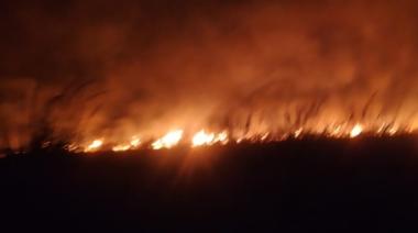 Un incendio de pastizales puso en riesgo a la guarnición militar de Junín