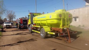 Dos dotaciones de bomberos extinguieron un incendio en una vivienda de Junín