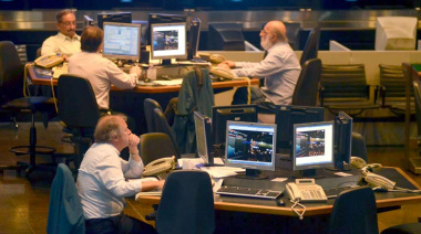 Acciones y bonos colapsaron y se dispararon el dólar y el riesgo país