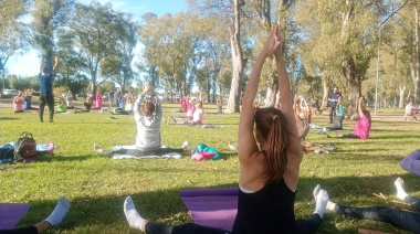Celebración de la primavera con yoga y picnic