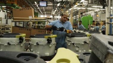 La producción industrial cayó 3% y el empleo sufre su peor caída, según un informe de la UIA