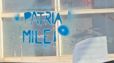 Las calles de Ushuaia amanecieron con carteles en rechazo a la visita de Javier Milei