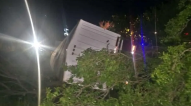 Chivilcoy: un camionero murió al volcar su vehículo cargado de soja