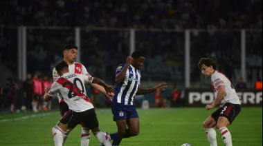 River volvió al triunfo: Superó a Talleres en Córdoba y lo complicó