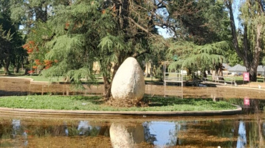 Un misterioso huevo gigante en el parque municipal genera intriga en la población