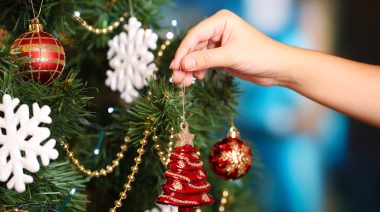 Por qué se arma el 8 y los adornos que no pueden faltar en el árbol de Navidad