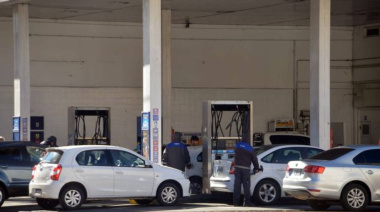 Más intendentes imponen tasas municipales a la carga de combustible