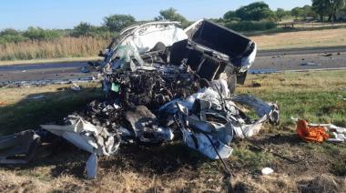Chocaron de frente una camioneta y un camión en Entre Ríos: hay tres muertos y un herido grave
