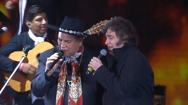 Junto al Chaqueño Palavecino, Milei le cantó a sus contradicciones en Jesús María