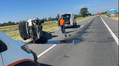 Ruta 7: Perdió el control y volcó su pick up