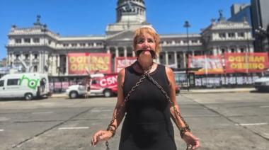 Nancy Pazos se encadenó frente al Congreso y Adorni djo que “el nivel del delirio es astronómico"