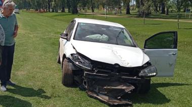 Pasó la rotonda como venía y arrastró parte del guardrail en Circunvalación y la intersección con Mitre