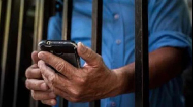 Un concejal libertario presentó un amparo para prohibir el uso de celulares en las cárceles