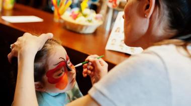 La ANMAT prohibió una serie de maquillajes y perfumes infantiles